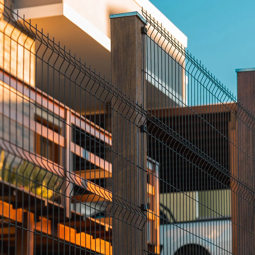Gradil preto instalado frente a una vivienda contemporánea